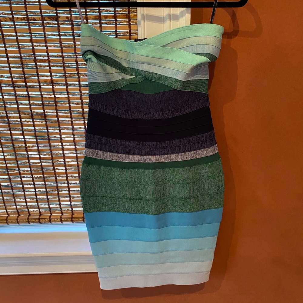 Bodycon bandage dress. Zipper in the back.
